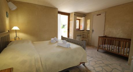 Maison de village ancienne avec jardin et piscine et vue !