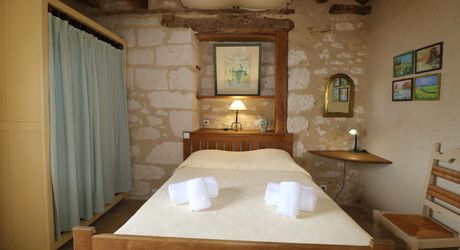 Maison de village ancienne avec jardin et piscine et vue !