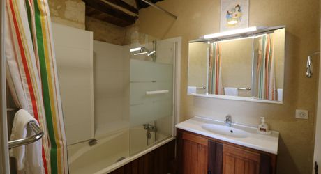 Maison de village ancienne avec jardin et piscine et vue !