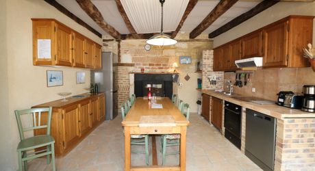 Maison de village ancienne avec jardin et piscine et vue !