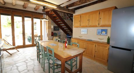 Maison de village ancienne avec jardin et piscine et vue !