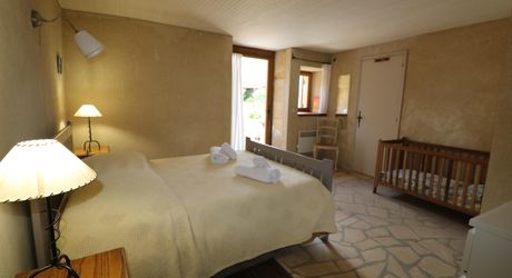 Maison de village ancienne avec jardin et piscine et vue !