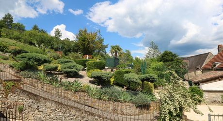Maison de village ancienne avec jardin et piscine et vue !