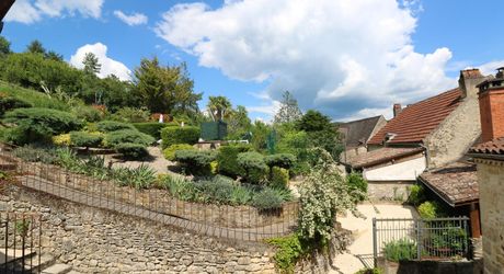 Maison de village ancienne avec jardin et piscine et vue !