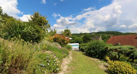 Maison de village ancienne avec jardin et piscine et vue !