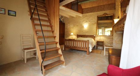 Maison de village ancienne avec jardin et piscine et vue !