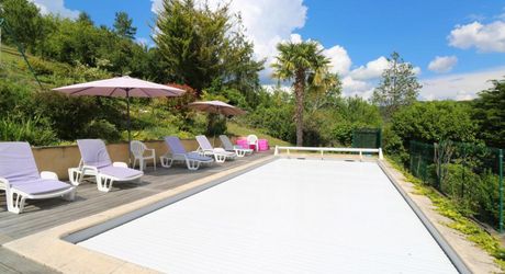 Maison de village ancienne avec jardin et piscine et vue !