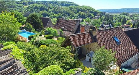 Maison de village ancienne avec jardin et piscine et vue !