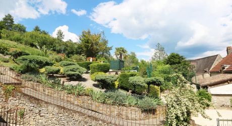 Maison de village ancienne avec jardin et piscine et vue !
