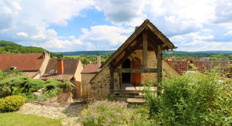 Maison de village ancienne avec jardin et piscine et vue !