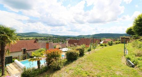 Maison de village ancienne avec jardin et piscine et vue !