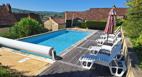 Maison de village ancienne avec jardin et piscine et vue !