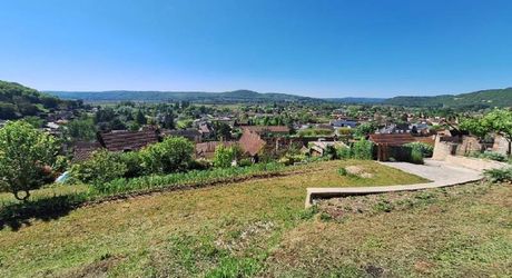 Maison de village ancienne avec jardin et piscine et vue !