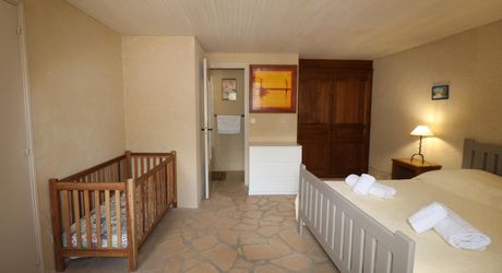 Maison de village ancienne avec jardin et piscine et vue !