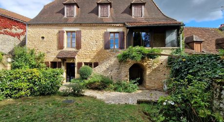 Maison de caractère en pierres avec jardin et dépendance