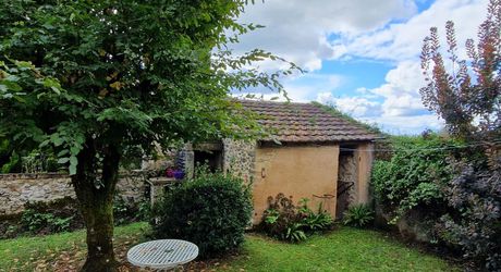 Maison de caractère en pierres avec jardin et dépendance
