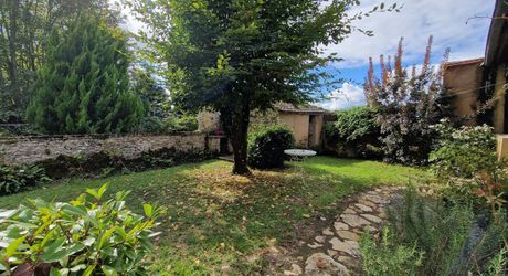 Maison de caractère en pierres avec jardin et dépendance