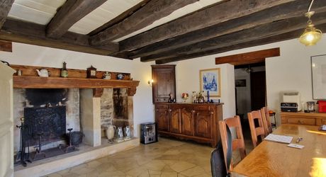 Maison de caractère en pierres avec jardin et dépendance