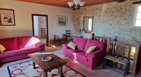 Maison de caractère en pierres avec jardin et dépendance