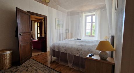 Maison de caractère en pierres avec jardin et dépendance