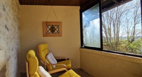 Maison de caractère en pierres avec jardin et dépendance