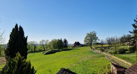 Maison de caractère en pierres avec jardin et dépendance