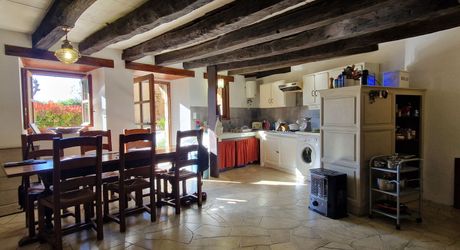 Maison de caractère en pierres avec jardin et dépendance