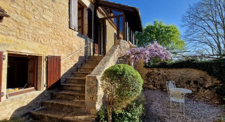 Maison de caractère en pierres avec jardin et dépendance