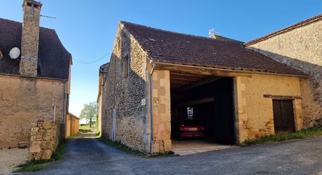 Maison de caractère en pierres avec jardin et dépendance