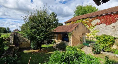 Maison de caractère en pierres avec jardin et dépendance