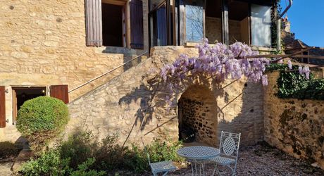 Maison de caractère en pierres avec jardin et dépendance