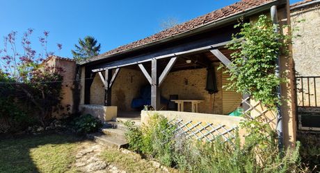 Maison de caractère en pierres avec jardin et dépendance