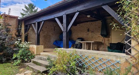 Maison de caractère en pierres avec jardin et dépendance