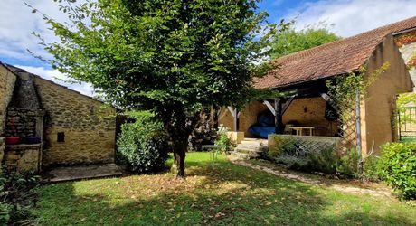 Maison de caractère en pierres avec jardin et dépendance