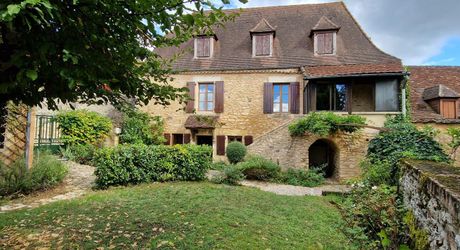 Maison de caractère en pierres avec jardin et dépendance