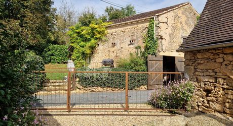 Authentique maison perigordine en pierres, rénovée avec piscine et Jardin