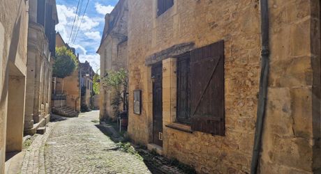 Maison de village ancienne en pierres avec intérieur à aménager