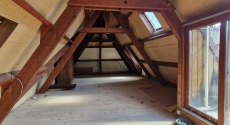 Maison de village ancienne en pierres avec intérieur à aménager