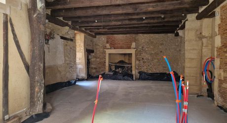 Maison de village ancienne en pierres avec intérieur à aménager