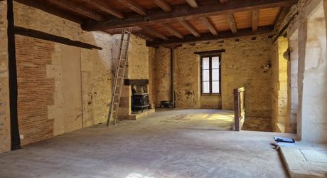 Maison de village ancienne en pierres avec intérieur à aménager