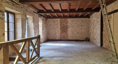 Maison de village ancienne en pierres avec intérieur à aménager
