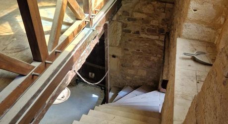 Maison de village ancienne en pierres avec intérieur à aménager