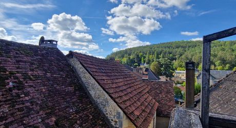 Maison de village ancienne en pierres avec intérieur à aménager