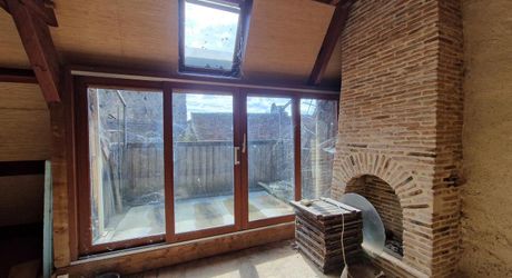 Maison de village ancienne en pierres avec intérieur à aménager