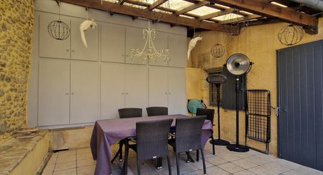 Demeure périgordine rénovée avec piscine et jardin clos dans village avec commerces.