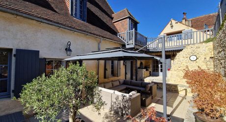 Demeure périgordine rénovée avec piscine et jardin clos dans village avec commerces.