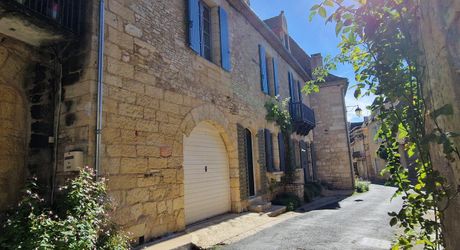 Demeure périgordine rénovée avec piscine et jardin clos dans village avec commerces.