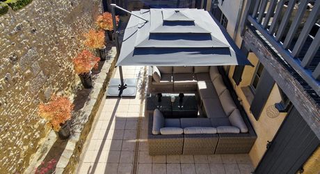 Demeure périgordine rénovée avec piscine et jardin clos dans village avec commerces.