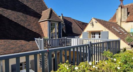 Demeure périgordine rénovée avec piscine et jardin clos dans village avec commerces.