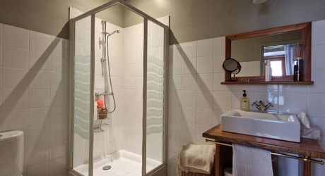 Demeure périgordine rénovée avec piscine et jardin clos dans village avec commerces.